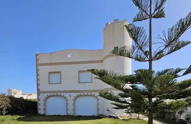 Vacation home (10 people) for families with pool, garden, roof terrace, close to the beach
