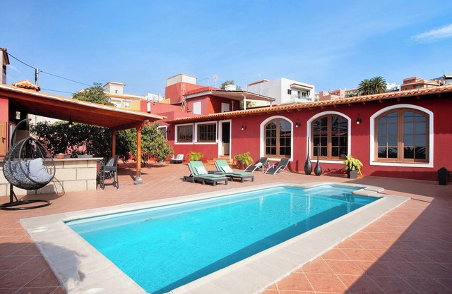 Vacation Home 'Bonita Casa' with Sea View, Private Pool and Wi-Fi