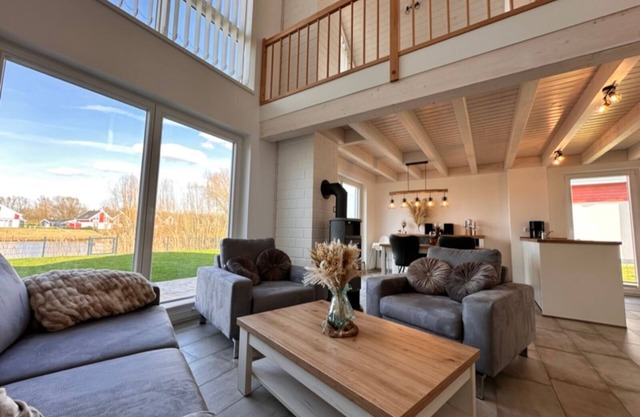 Vacation home by the lake with fireplace, sauna and whirlpool