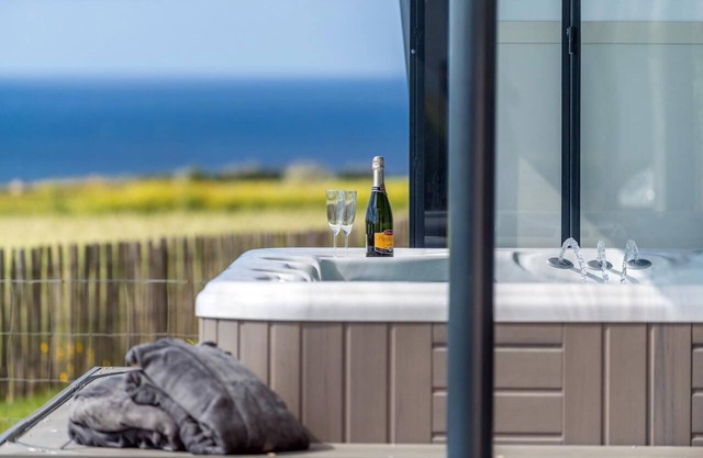 Vacation Home "La Maison Des Gardiens De L'Océan" with Private Garden, Private Whirlpool & Wi-Fi