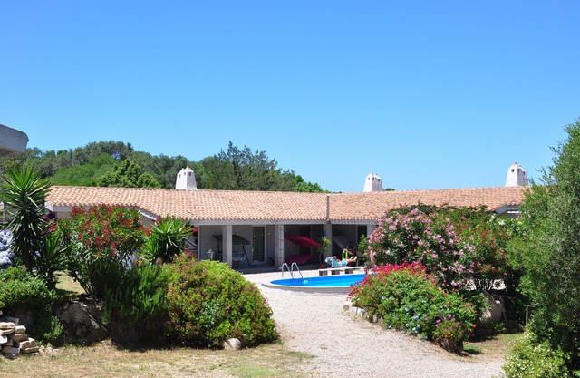 Vacation home, private complex, heated pool, pet-friendly, large garden