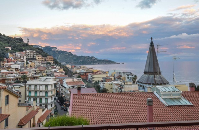 Vacation in Sicily, just a few meters from the sea, in this practical vacation apartment.