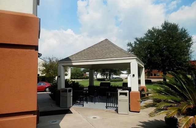 Vacation Is Waving! 4 Contemporary Units, Full Kitchen, Pets Allowed!
