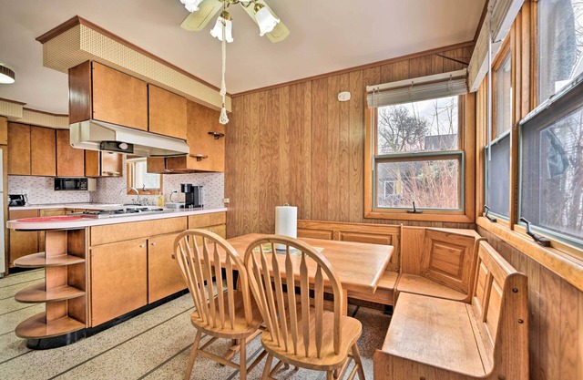 Vacation Rental ~ 8 Mi to Keybank Center!