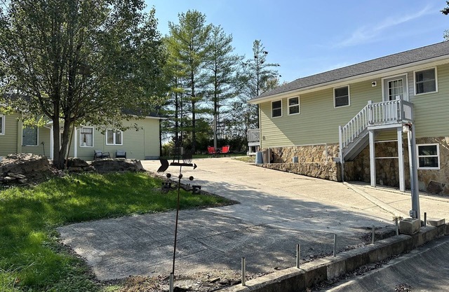 Vacation Rental Cottage with Hot Tub and Lakeview near Athens & Hocking Hills