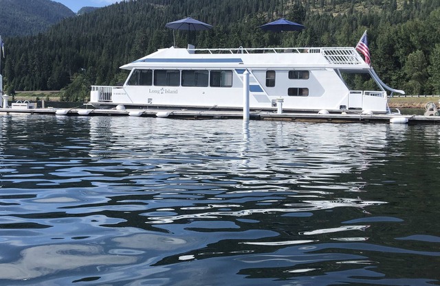 Vacation rental of a houseboat