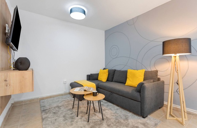 Vacation 'Tea-Rose Loft' with Shared Garden, Wi-Fi and Air Conditioning
