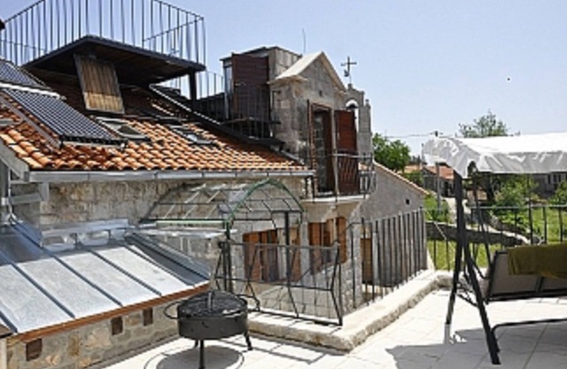 Vacations in a traditional stone house in Luśtica with garden in a quiet location