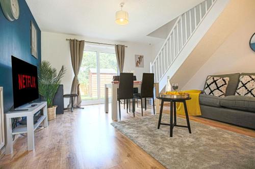 Valens House - 7 minutes drive to City Centre - Free Parking, Fast Wifi, Smart TV with SkyTV and Netflix by Yoko Property