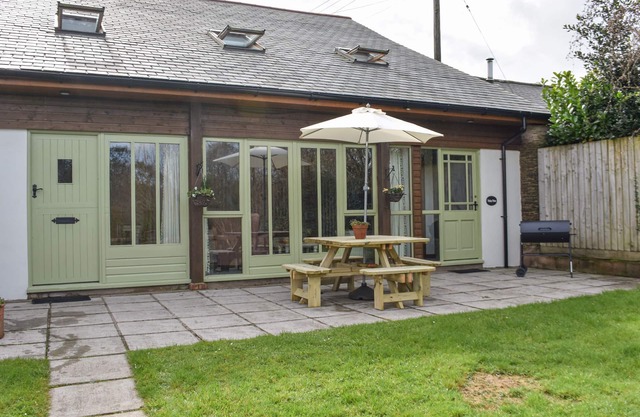 VALLEY VIEW, pet friendly, character holiday cottage in West Down