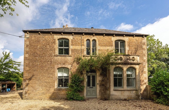 VALLIS OAK VILLA, pet friendly, with hot tub in Frome