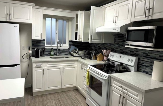Vancouver Cozy 2-Bedroom Suite with Private Access