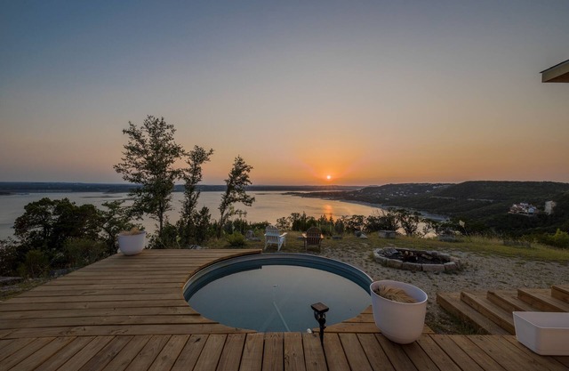 Vaycayeur | Breathtaking sunset views over Lake Travis