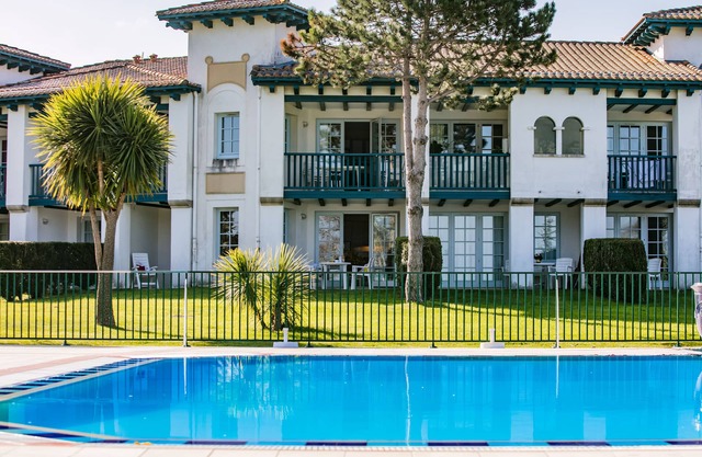 Very nice apartment on the ground floor in front of the swimming pool, with beautiful sea view