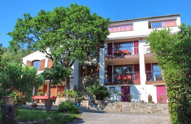 Very nice cottage in the quiet at the foot of the Alberes and 2 minutes from the beach