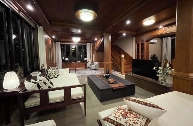 Very Spacious VILLA w/ Garden, Luang Prabang, 4BR, 1 Office, 2 Balkone, 8Pax