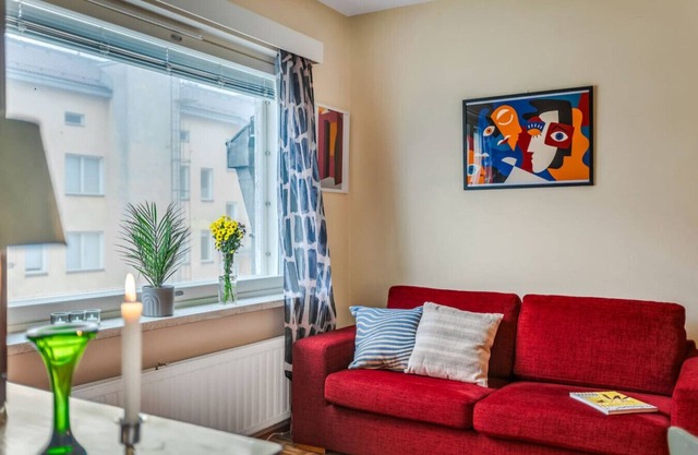 Vibrant & Central w Netflix, WiFi, 200m tram/bus
