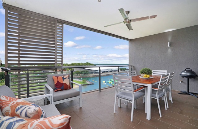 Vibrant Waterfront Lagoon Views: walk to Cafes+BBQ
