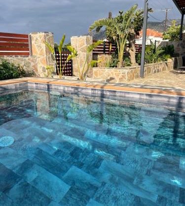 Victoria's Luxury Apartment - Private Pool, Jacuzzi