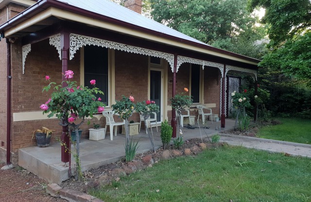 Victorian Home in Heart of Orange - Pet Friendly
