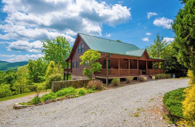 Views + Fenced Yard + Fire Pit + Close to New River Outfitters
