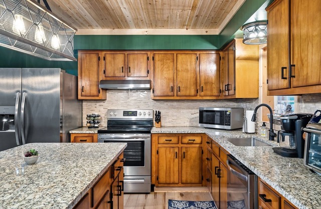 Views, Hot Tub, Close to Dollywood, Gatlinburg and Smoky Mountain National Park