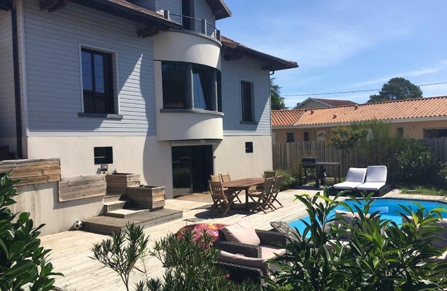 Villa élégante à Biscarrosse avec piscine privée