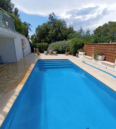 Villa élégante à Saint-Raphaël avec piscine partagée