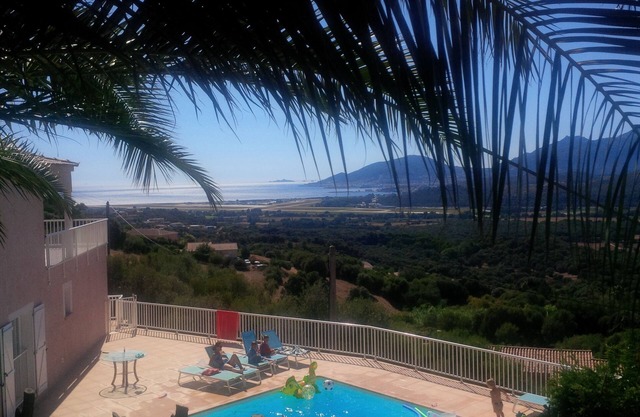 VILLA 10 PERS, SWIMMING POOL 5x10m, BEAUTIFUL SEA VIEW, NEAR BEACHES PORTICCIO & AJACCIO