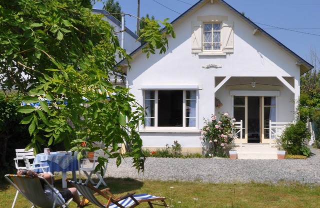 VILLA 300m FROM THE BEACH BY PEDESTRIAN WAY FLOWERED GARDEN CLOSED NEAR SHOPS