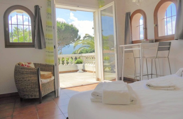 Villa 400m2, 6 bedrooms, 10 min walk to the beach