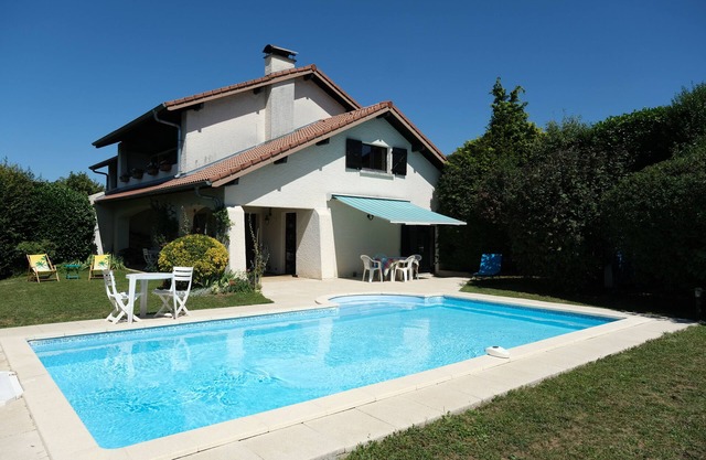 Villa 7 pers- Swimming pool- 6 mn from the beach- enclosed garden with trees-2 terraces- quiet area