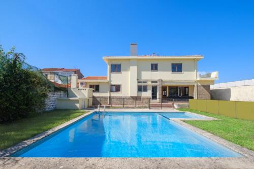 Villa 7BR & 7BA with Pool & Backyard in a Prime Location!