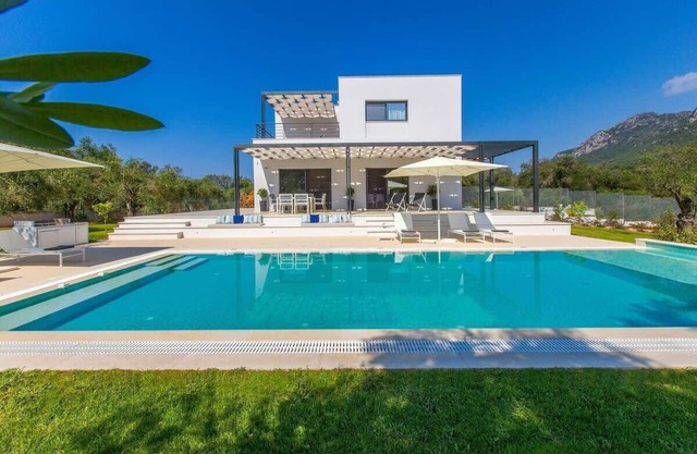 Villa Acaste Modern Comfort in Nature