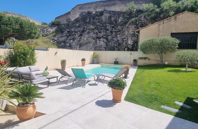 Villa, all amenities air-conditioned with pool, parking, perfect festival.