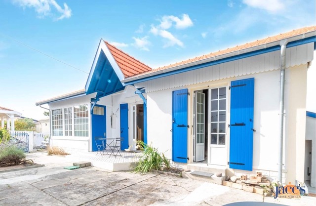 Villa Albertine-Charming house in the heart of l'Aiguillon, a stone's throw from the beach