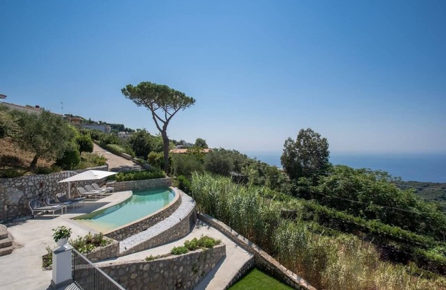 Villa Andrilla: Infinity Pool, Private Gardens & Concierge