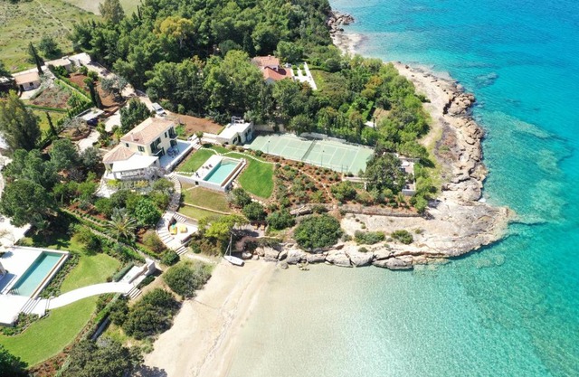 Villa Aria - Luxury Beachfront Villa with Pool and Tennis Court