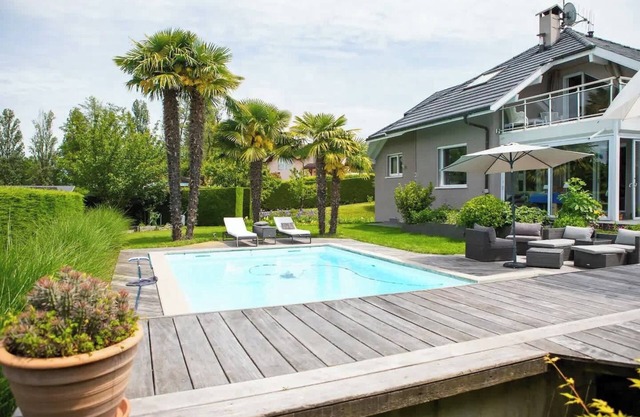 Villa au bord du lac avec piscine privee et acces direct au lac