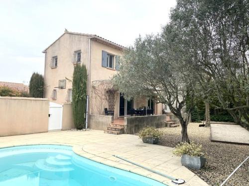 Villa avec piscine, 10 pers, Carpentras, 145m², 5 ch, jardin, clim, proche Luberon - FR-1-767-12