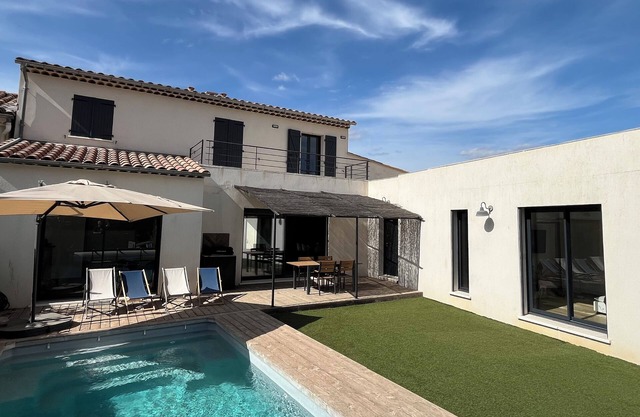 Villa Avec Piscine en Centre de Village Provencal