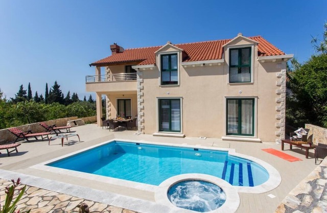 Villa Avoca - Four Bedroom Villa with Swimming Pool