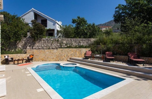 Villa Avoca - Four Bedroom Villa with Swimming Pool