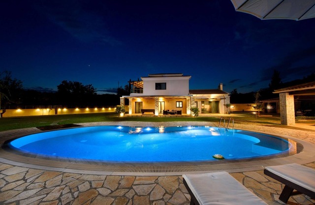 Villa Black & White Dassia