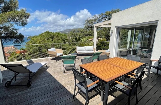 Villa blanche Aloha – Modern villa with sea view & private beach in Cavalière