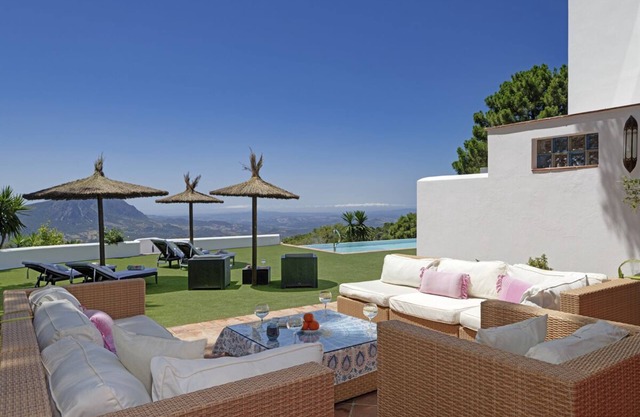 Villa Bougainvillea - Three Bedroom Villa, Sleeps 8