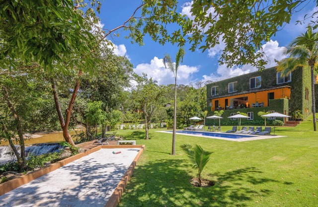Villa Cascada Luxury Riverfront Retreat, Villa Cascada Riverfront Pickleball Resort