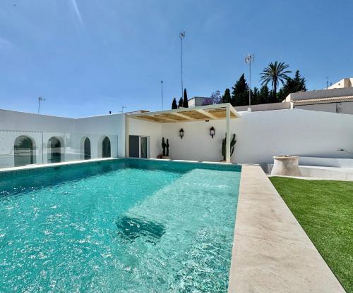 Villa con piscina privada salada, solárium y 3 dormitorios