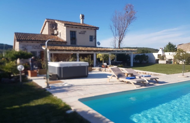 Villa con Piscina Privata e Jacuzzi esterna idromassaggio.