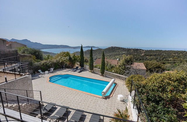 Villa Contemporaine, vue mer et Piscine, Idéale Pour Famille Nombreuse